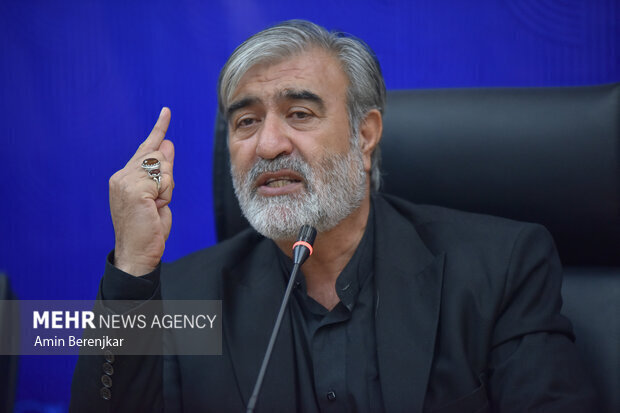 پیرمردی که طوفان را خاک کرد